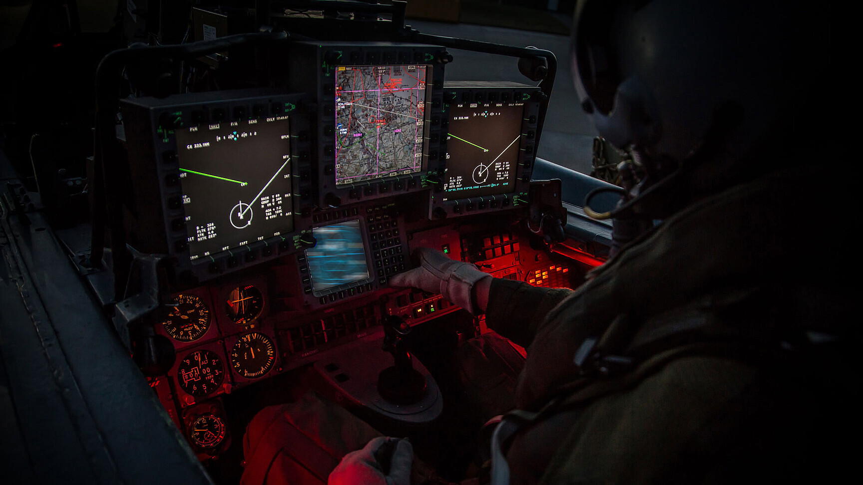 Waffensystemoffizier sitzt in einem Kampfjet des Typs Tornado der Bundeswehr