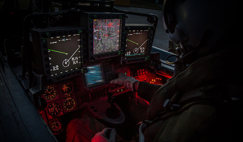 Waffensystemoffizier sitzt in einem Kampfjet des Typs Tornado der Bundeswehr