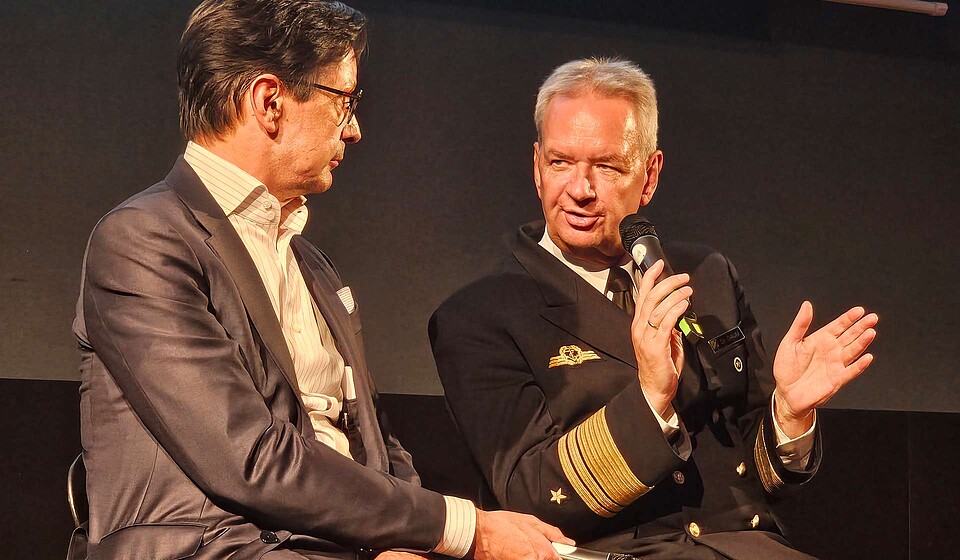 Vizeadmiral Dr. Thomas Daum, Inspekteur Cyber- und Informationsraum der Bundeswehr und CEO Bernhard Günther 