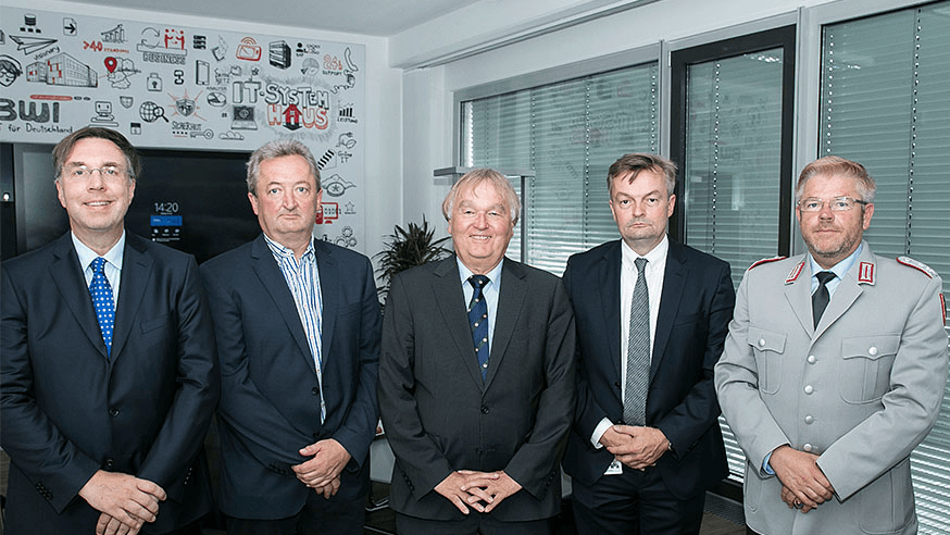 Dr. Jürgen Bischoff (CRO), Bruno Scherzl (Stellvertretender Aufsichtsratsvorsitzender), Hans-Jürgen Niemeier (CEO), Bernd Wolfgang Klinder, (COO) und Stefan Knoth (Vertreter BMVg CIT BWI) v.l.n.r.
