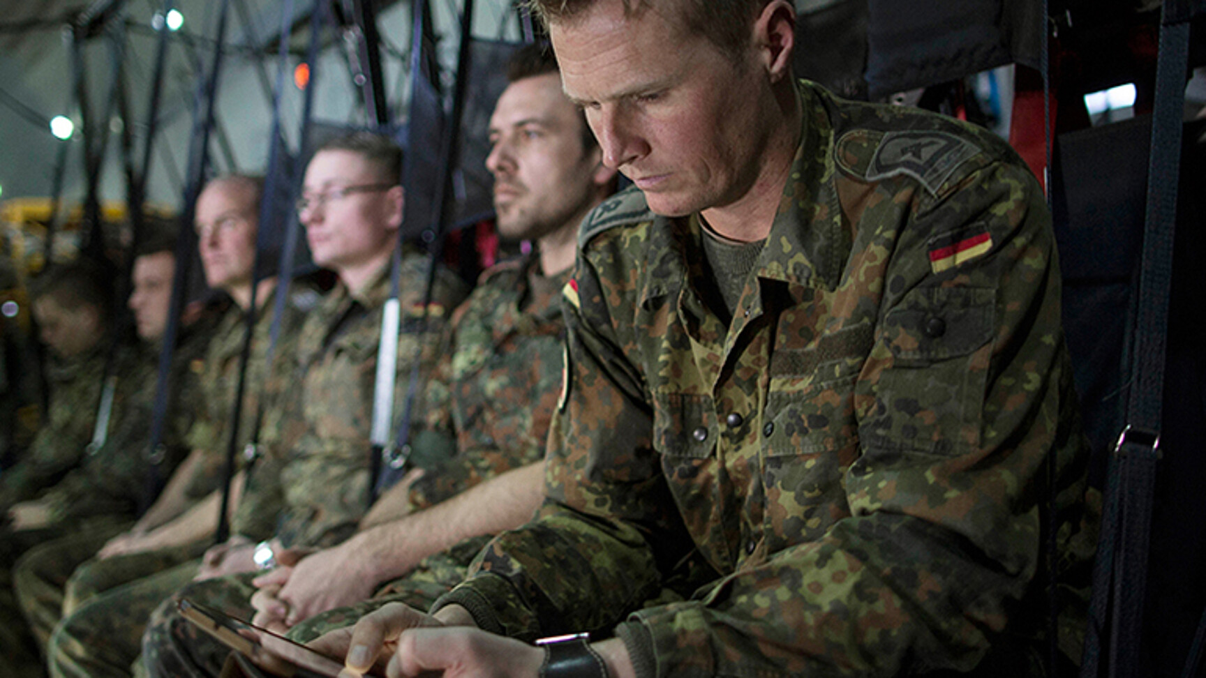 Soldat mit Smartphone an Bord eines Airbus A400M