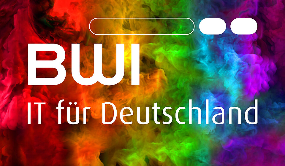 Das Logo der BWI ist in weiß im Vordergrund im Hintergund ist farbiger Rauch in den Farben eines Regenbogens