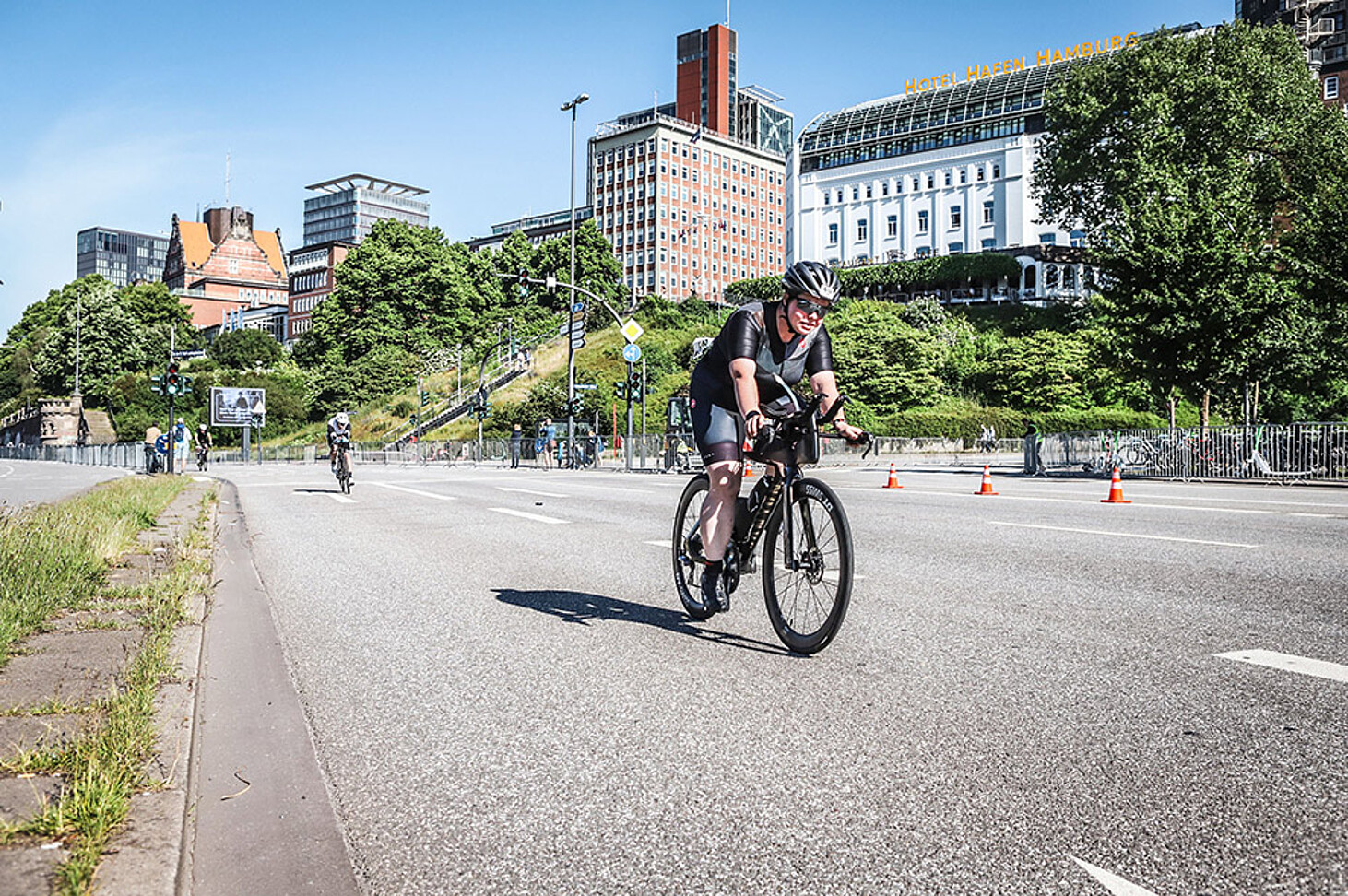 Eva-Charlotte Klösser auf der Radstrecke des Ironman Hamburg 2022.