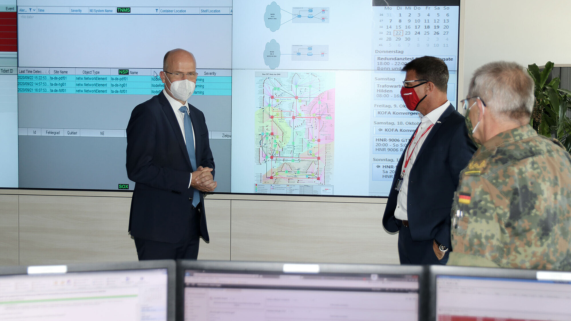 MdB Ralph Brinkhaus im Gespräch mit BWI-CEO Martin Kaloudis im Service Control Center der BWI in Rheinbach © BWI GmbH