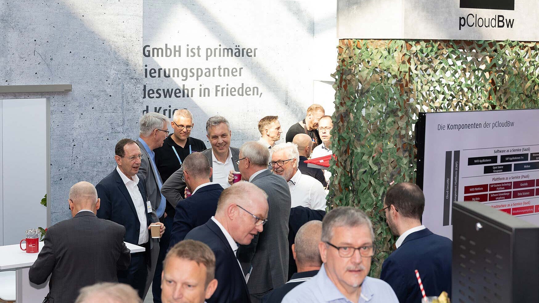BWI-Mitarbeitende, Besucher und Besucherinnen im Dialog am Messestand der BWI auf der AFCEA Fachausstellung 2024 
