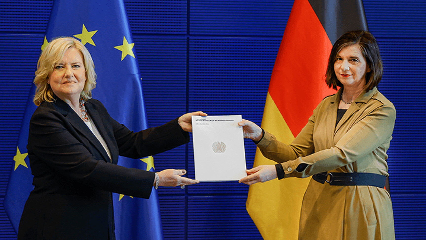 Das Bild zeigt die Wehrbeauftragte des Deutschen Bundestags, Dr. Eva Högl (l.), und MdB Kathrin Göring-Eckardt (SPD) bei der Übergabe des Jahresberichts 2021.