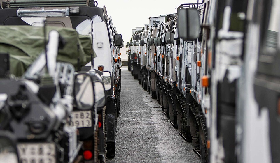 Fotografie von hintereinander geparkten Bundeswehr-Fahrzeugen