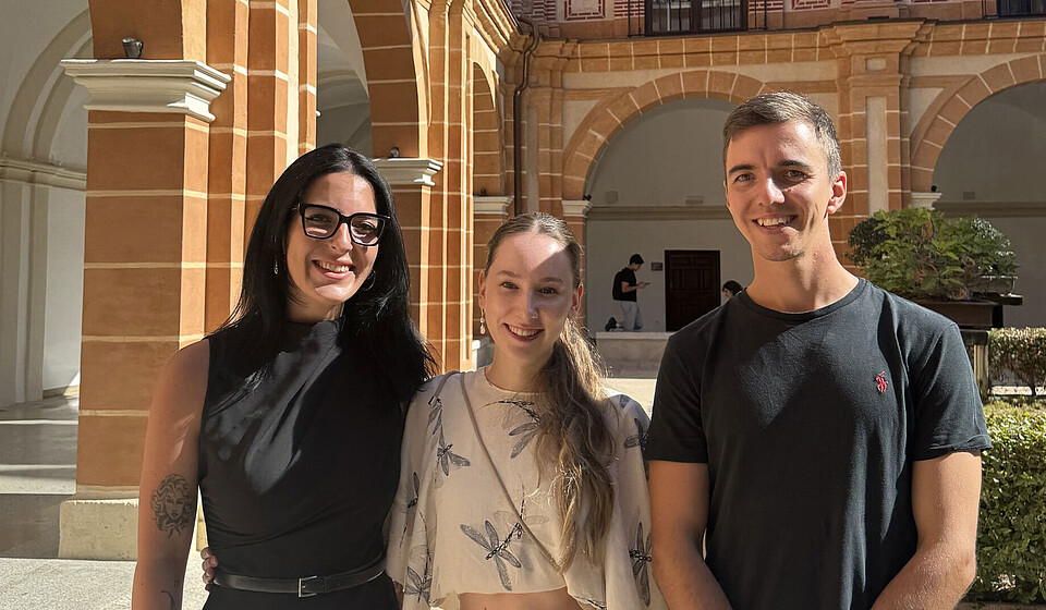 Lara mit Kommilitonen in Murcia - stehen im Innenhof und lachen in die Kamera