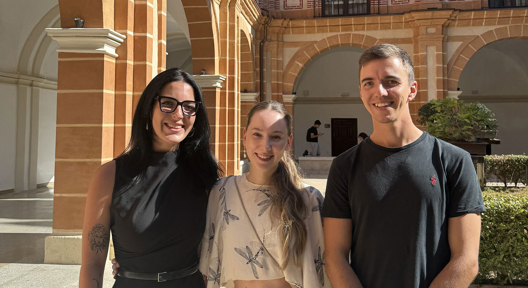 Lara mit Kommilitonen in Murcia - stehen im Innenhof und lachen in die Kamera