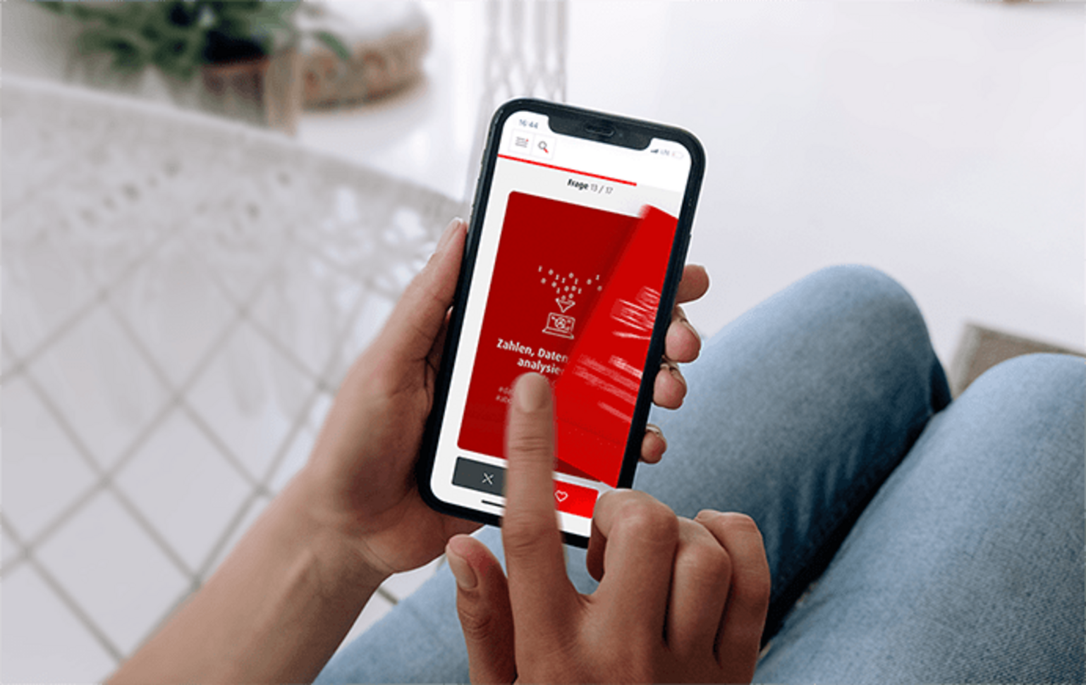 Ein Nutzer bedient die Ausbildungsmatcher-App am Smartphone