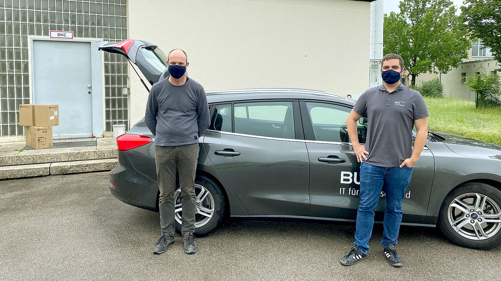 Armin Hinmüller und Robert Heggl, zwei von insgesamt 38 Servicetechniker*innen der BWI im Service Center München © BWI GmbH