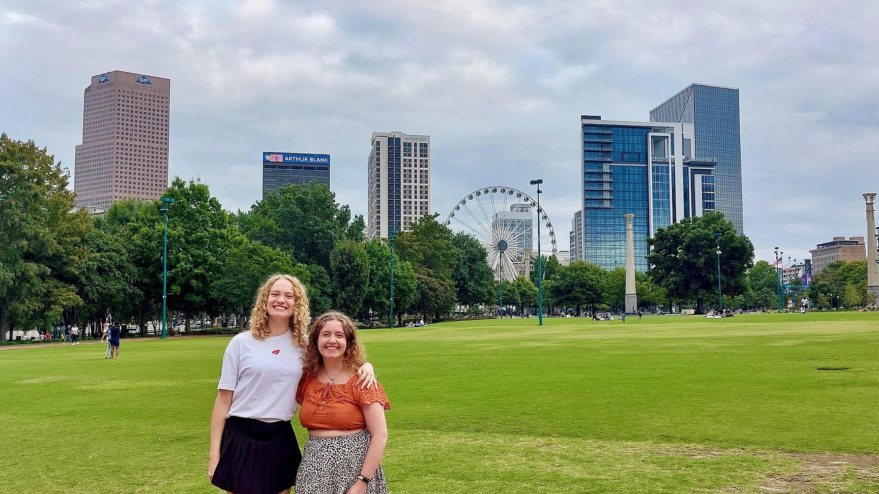 Für BWI-Studentin Alina ging es im Herbst in die USA. Im Rahmen ihres dualen Masterstudiums besuchte sie mit weiteren Kolleg*innen Vorlesungen an der Mercer University of Atlanta. Die BWI ermöglicht ihren dualen Student*innen, Programme und Module im Ausland zu absolvieren.