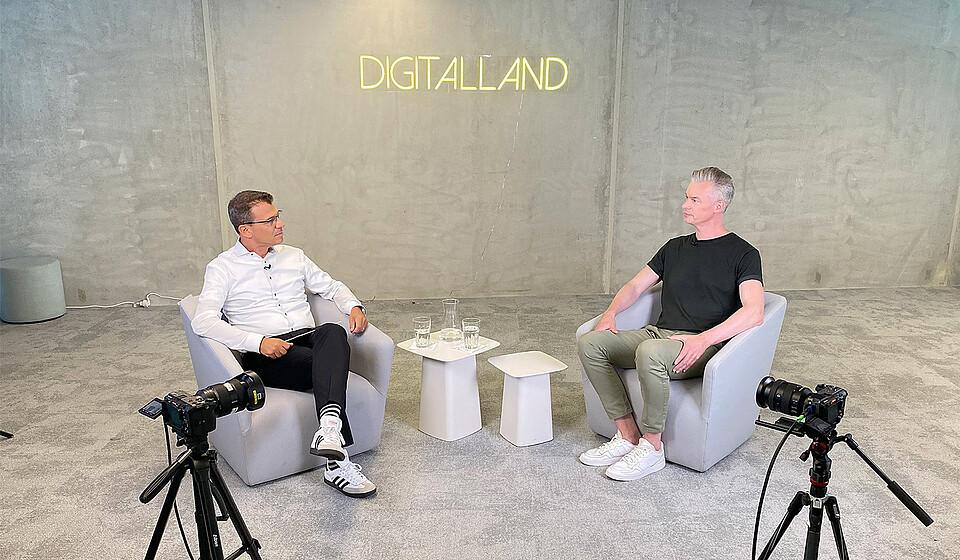 Martin Kaloudis (l.) und Lars Zimmermann (r.) bei den Dreharbeiten im GovTech Campus Deutschland