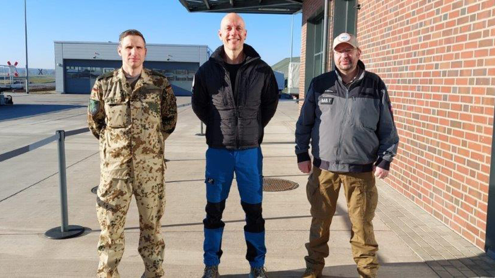 Oberstleutnant Christian K. (Projektleiter KdoCIR) mit den M&T-Kollege Frank Paschold und Sven Korsten kurz vor Abflug vom Fliegerhorst Wunstorf (Niedersachsen) 