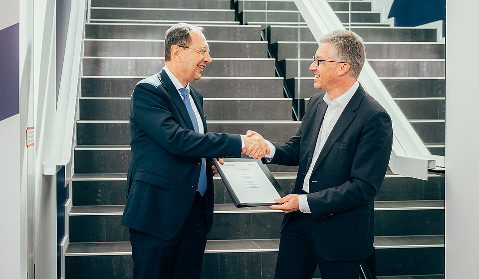Frank Leidenberger und Dr. Stefan Hofschen nach der Unterzeichnung