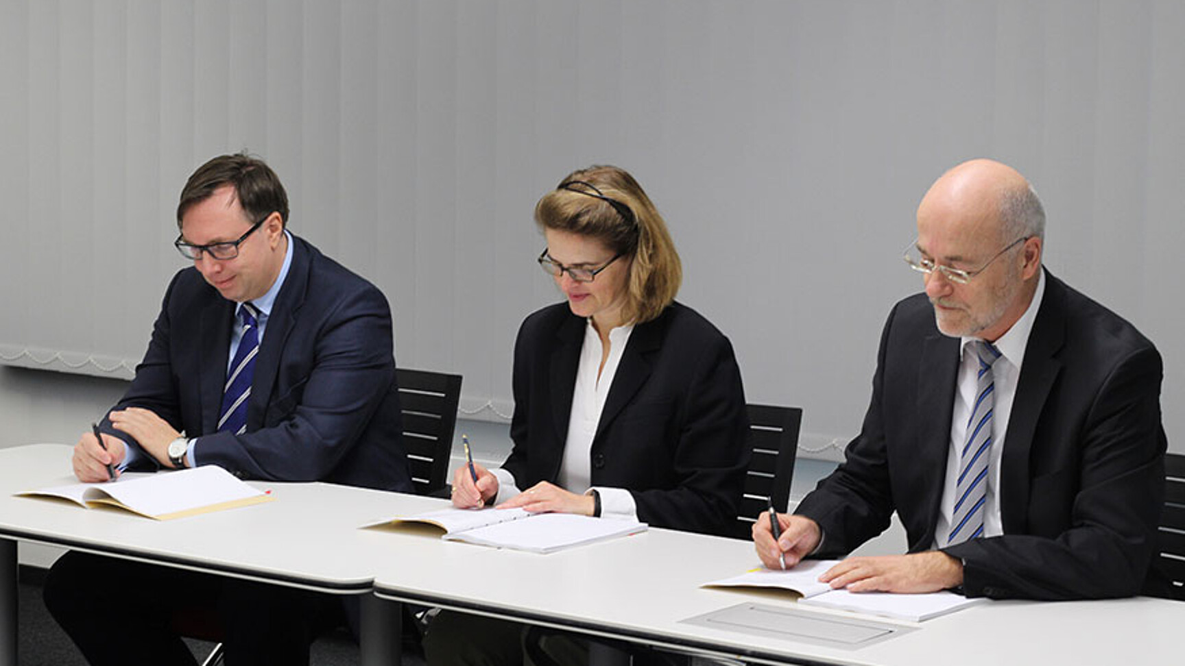Bundeswehr und BWI bei der Vertragsunterzeichnung