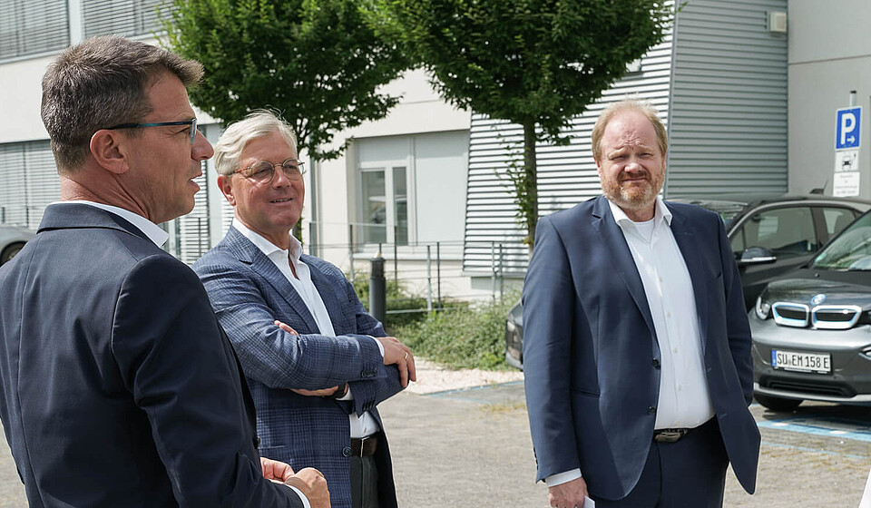 Martin Kaloudis, CEO BWI, präsentiert Dr. Norbert Röttgen (MdB) die E-Fahrzeugflotte der BWI auf dem Parkplatz vor der Meckenheimer BWI Zentrale. © BWI GmbH