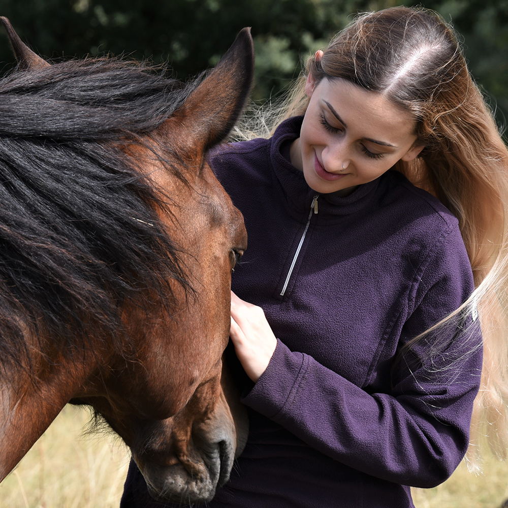 Seyma Arslan in der Natur mit einem Pferd
