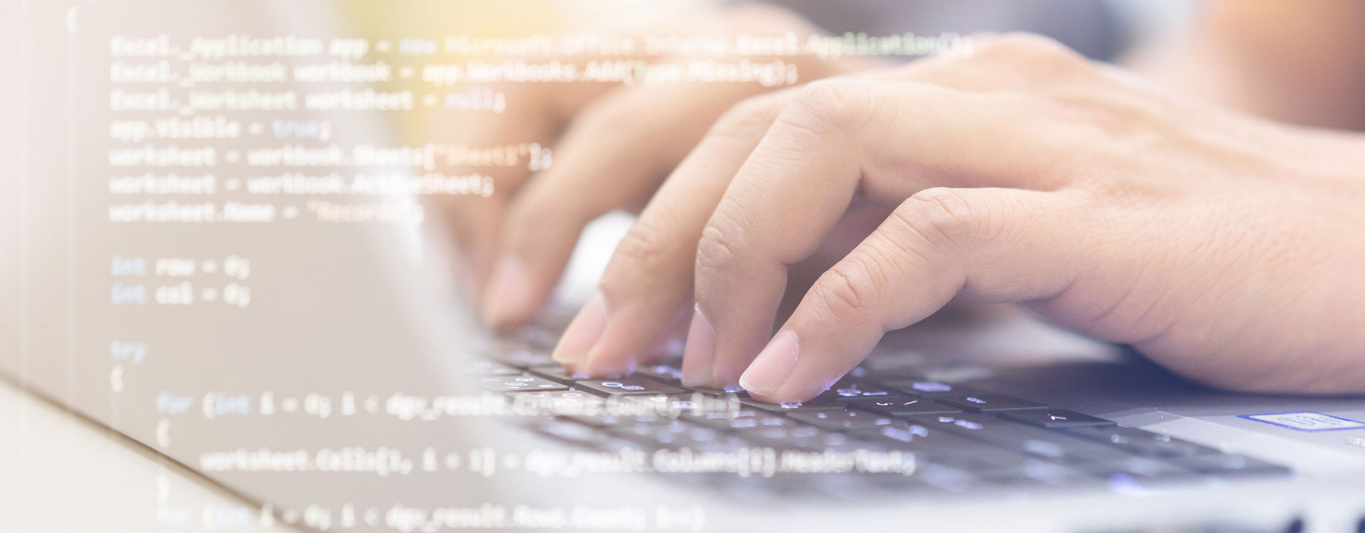 Nahaufnahme Code Eingabe mit einem Laptop ©Chainarong Prasertthai/iStock
