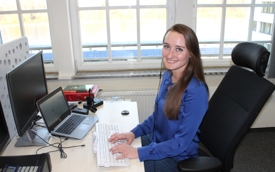 Melanie Buchinger an ihrem Arbeitsplatz bei der BWI ©BWI GmbH