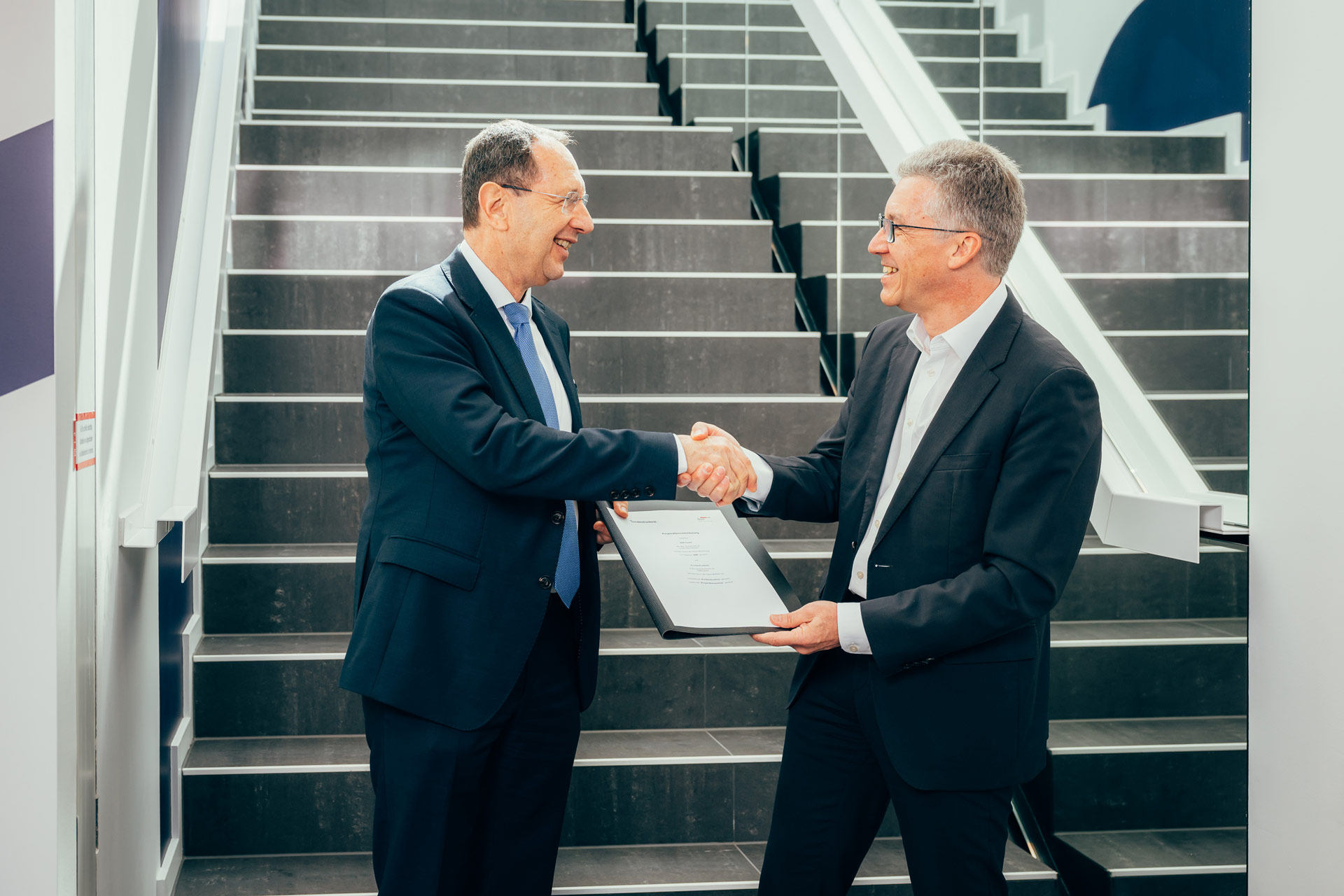 Frank Leidenberger und Dr. Stefan Hofschen nach der Unterzeichnung