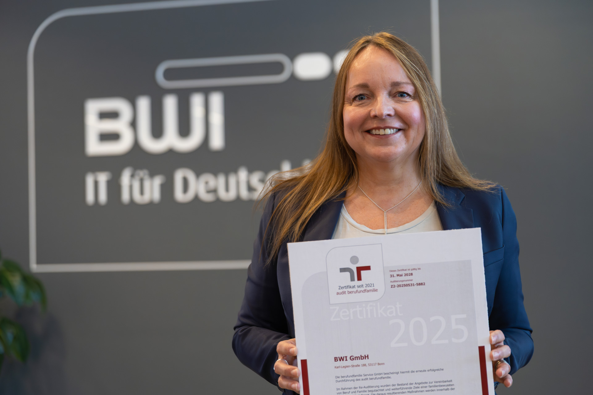 Ilona Eulitz, Leiterin Human Resources der BWI, mit dem Zertifikat in den Händen zum audit berufundfamilie