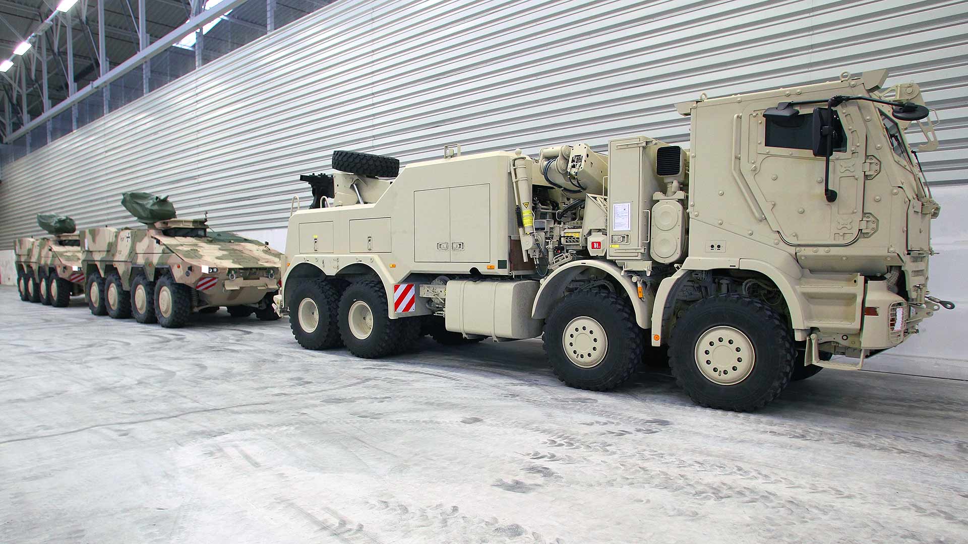 Großgerät der Bundeswehr: das geschützte Berge- und Abschleppfahrzeug Bison und zwei Gepanzerte Transportkraftfahrzeuge Boxer