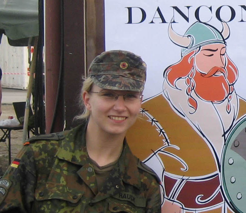 Elisa in Uniform vor dem Dancon March Poster
