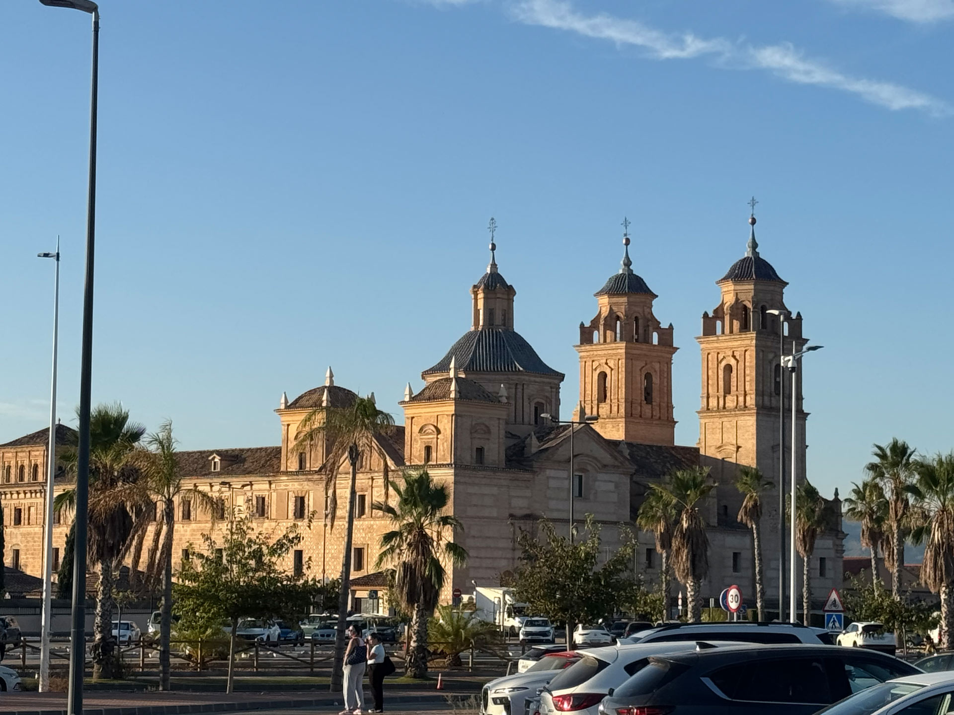 Gebäude der Universität in der kompletten Ansicht. Die drei Haupttürme sind hinten im Bild