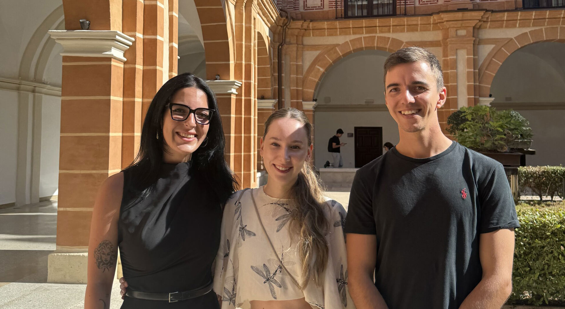 Lara mit Kommilitonen in Murcia - stehen im Innenhof und lachen in die Kamera