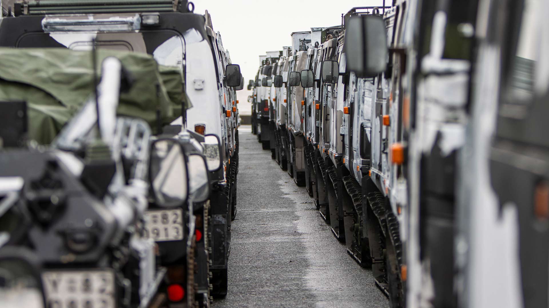 Fotografie von hintereinander geparkten Bundeswehr-Fahrzeugen