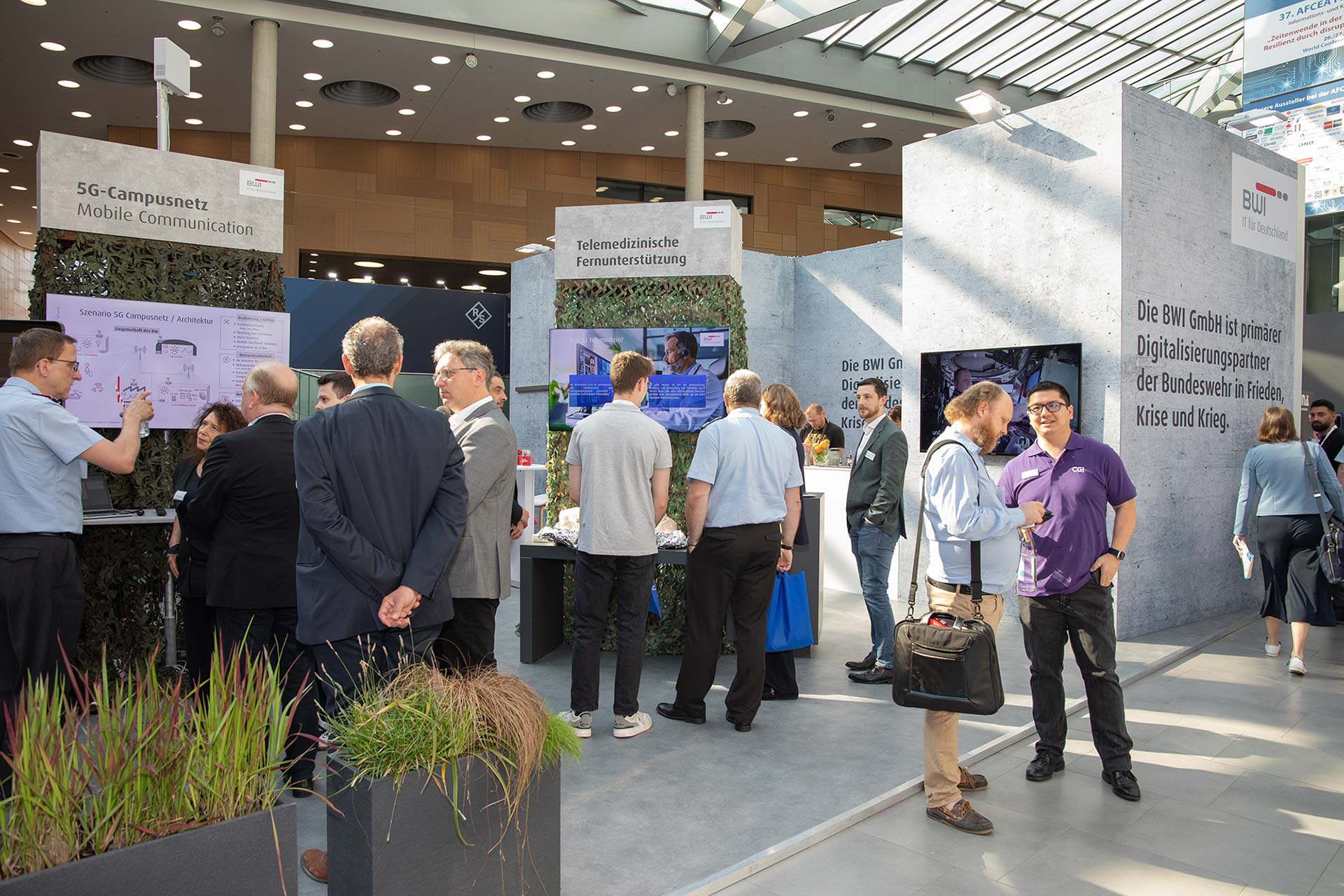 Besuchende am Messestand der BWI auf der Fachausstellung 2024